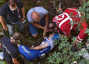 Remco Evenepoel cae de un puente en el Giro de Lombardía