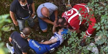 Remco Evenepoel cae de un puente en el Giro de Lombardía
