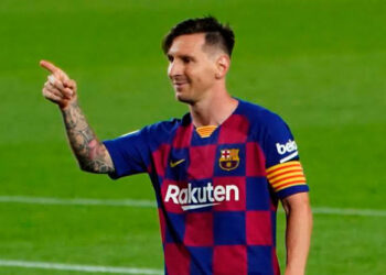 Messi juega condicionado ante Napoli: Amarilla lo dejaría fuera de cuartos de final