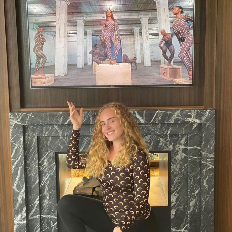 Adele luce mejor que nunca y sin maquillaje