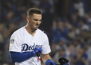 Barnes anota carrera que da a Dodgers 7mo triunfo seguido