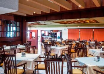 Restaurantes con promociones buscan sobrevivir