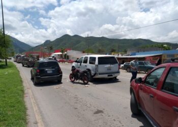 Motociclista se estrella con dos  camionetas