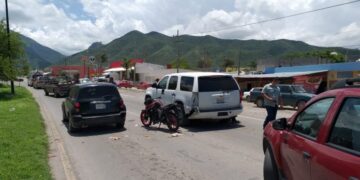 Motociclista se estrella con dos  camionetas