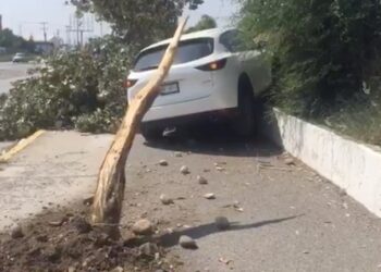 Camioneta a punto de volcar sobre Eje Vial