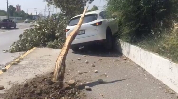 Camioneta a punto de volcar sobre Eje Vial