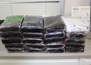 Hallan en tráilers cargamentos de cocaína y metanfetamina