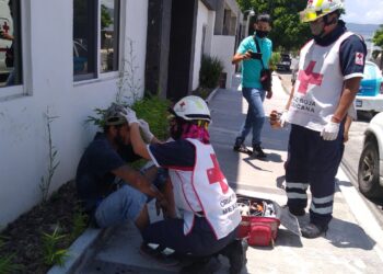 Camioneta embiste y lesiona a albañil