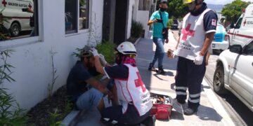 Camioneta embiste y lesiona a albañil