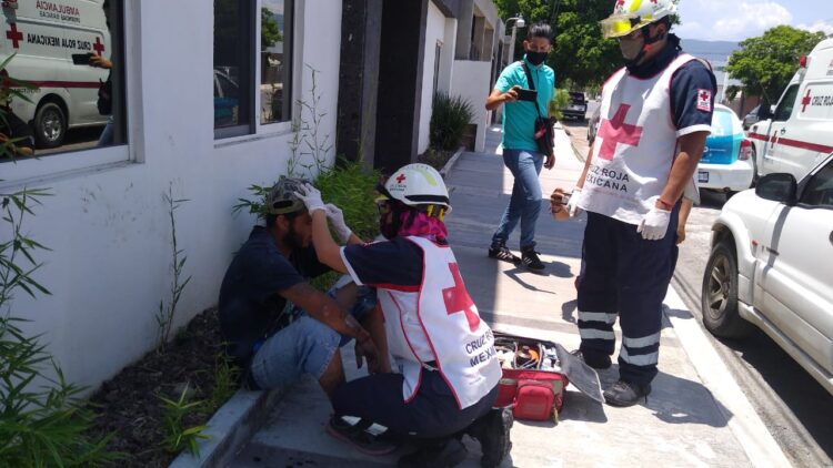 Camioneta embiste y lesiona a albañil