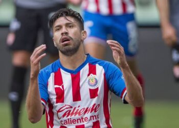 Oribe Peralta aparece como titular con las Chivas sub 20
