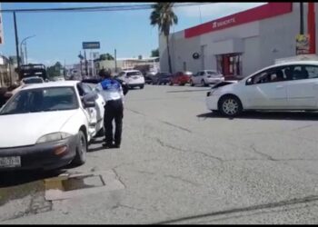 Mujer ocasiona aparatoso choque en cruce de 8 y Aldama