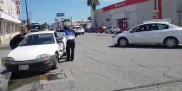 Mujer ocasiona aparatoso choque en cruce de 8 y Aldama