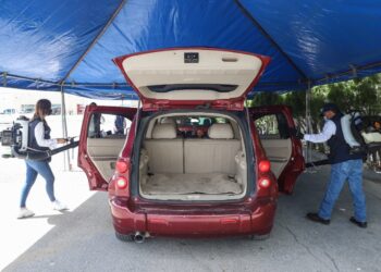 Protege desinfección  de autos a la familia