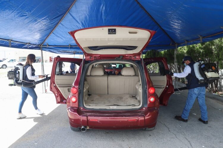 Protege desinfección  de autos a la familia