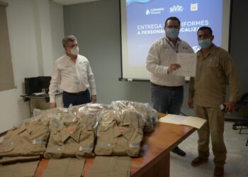 Entrega COMAPA Victoria uniformes a personal sindicalizado