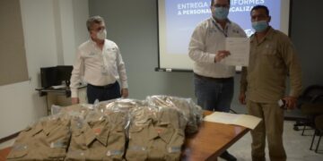 Entrega COMAPA Victoria uniformes a personal sindicalizado