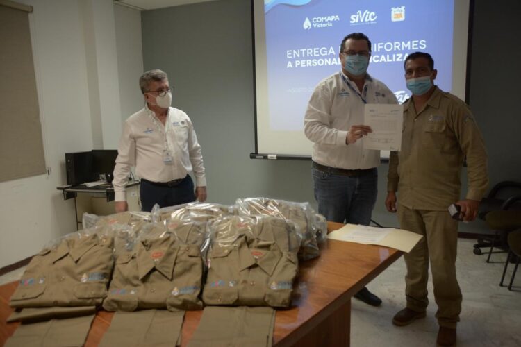 Entrega COMAPA Victoria uniformes a personal sindicalizado