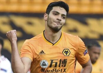 Raúl Jiménez falla un penal con Wolves; el primero a nivel de clubes en partido oficial