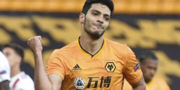 Raúl Jiménez falla un penal con Wolves; el primero a nivel de clubes en partido oficial