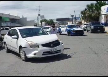 Mujer ocasiona aparatoso choque