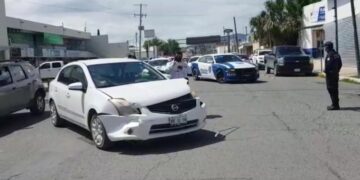 Mujer ocasiona aparatoso choque