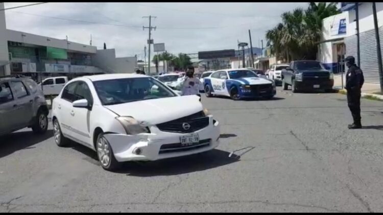Mujer ocasiona aparatoso choque