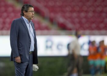 Chivas de Guadalajara destituye a Luis Fernando Tena