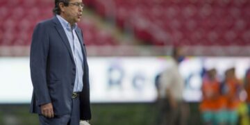 Chivas de Guadalajara destituye a Luis Fernando Tena