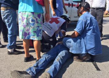 Empleado se abre la cabeza tras caer de camión