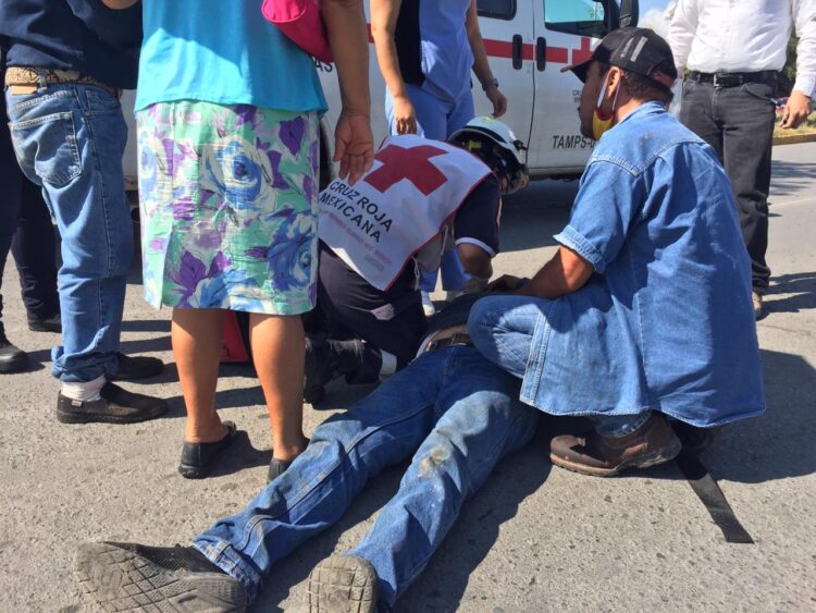 Empleado se abre la cabeza tras caer de camión