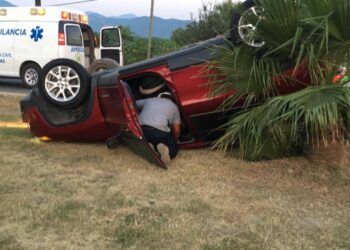 Se lesiona mujer al volcar camioneta