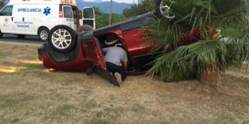 Se lesiona mujer al volcar camioneta