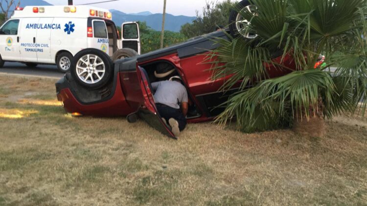 Se lesiona mujer al volcar camioneta