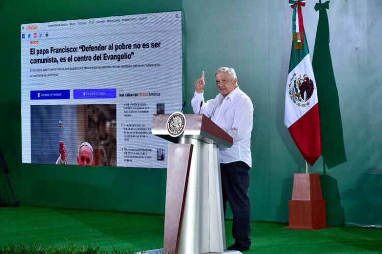 “Defender al pobre no es ser comunista”: AMLO citó al papa y pidió a opositores leer su discurso