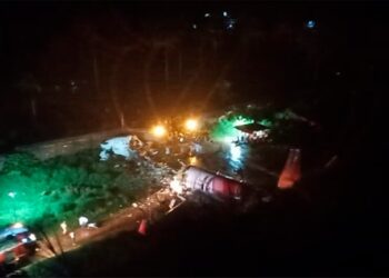 Avión sale de la pista mientras aterriza y se parte en dos en aeropuerto de la India