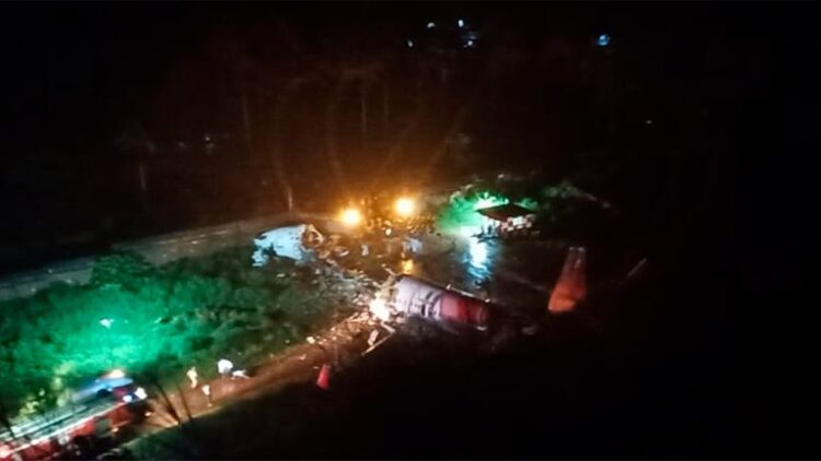 Avión sale de la pista mientras aterriza y se parte en dos en aeropuerto de la India