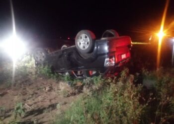 Muere menor al volcar automóvil