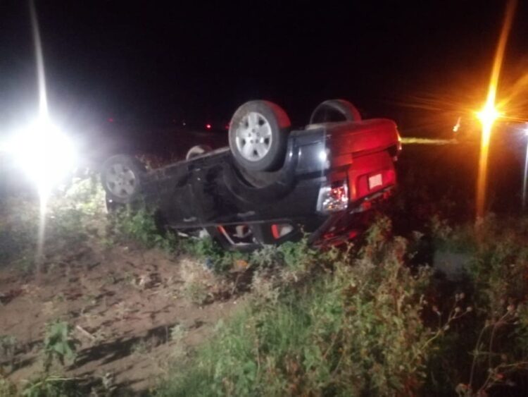 Muere menor al volcar automóvil