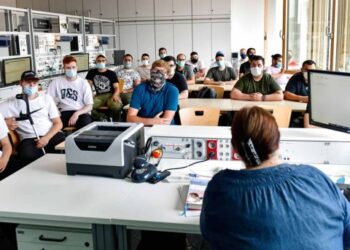 Vive Europa momento crucial al reabrir escuelas