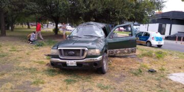 Tres lesionados en volcadura de camioneta