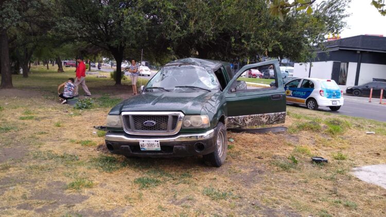Tres lesionados en volcadura de camioneta