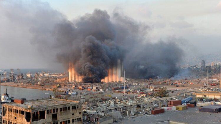 Ordenan arresto contra el director del puerto de Beirut por explosión