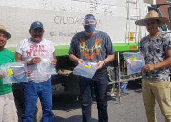 Dona victorense caretas de protección a empleados de limpieza pública