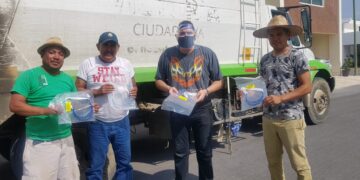 Dona victorense caretas de protección a empleados de limpieza pública