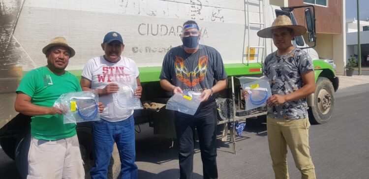 Dona victorense caretas de protección a empleados de limpieza pública