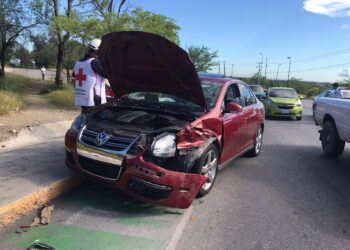 Menor se lesiona en choque frente al Planetario de Victoria