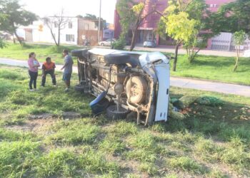 Se lesiona comerciante en volcadura