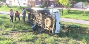 Se lesiona comerciante en volcadura