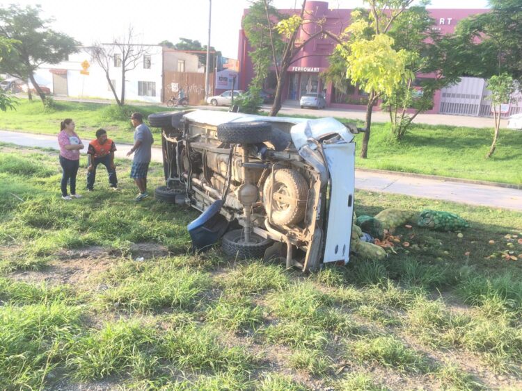 Se lesiona comerciante en volcadura